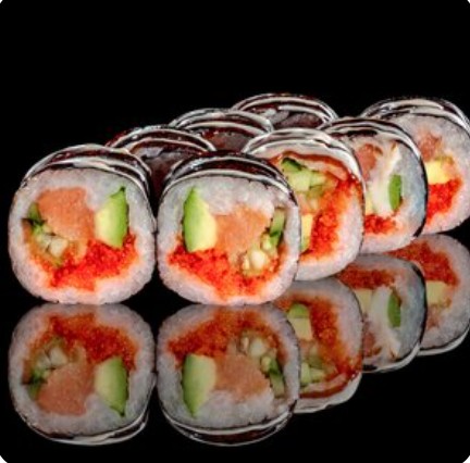 Ролл с лососем и авокадо в ореховом соусе