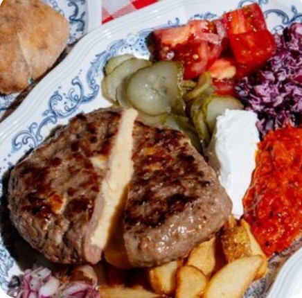 Пунена плескавица на тарелке