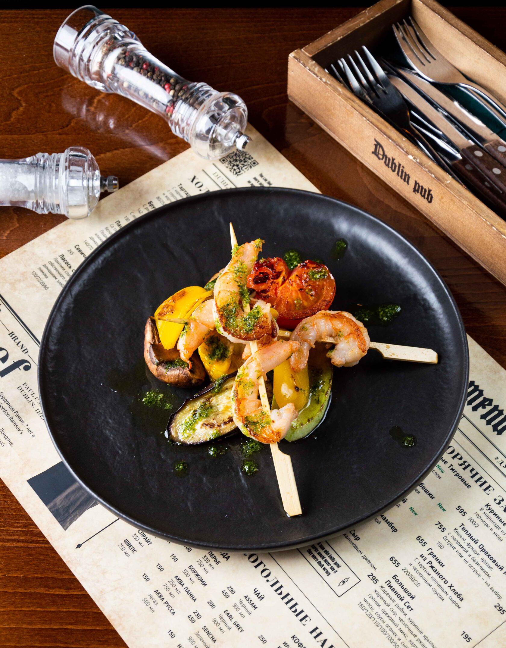 Тигровые креветки на шпажках