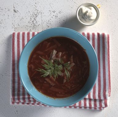 Борщ с говядиной и сметаной