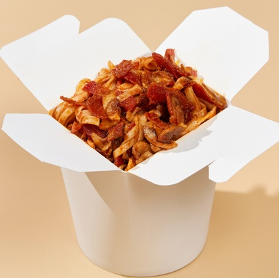 Wok с колбасками пепперони