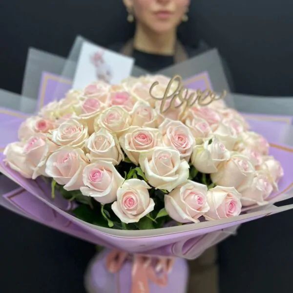 Букет из 51 нежно розовой розы в двойном оформлении с деревянным топером и милой открыткой