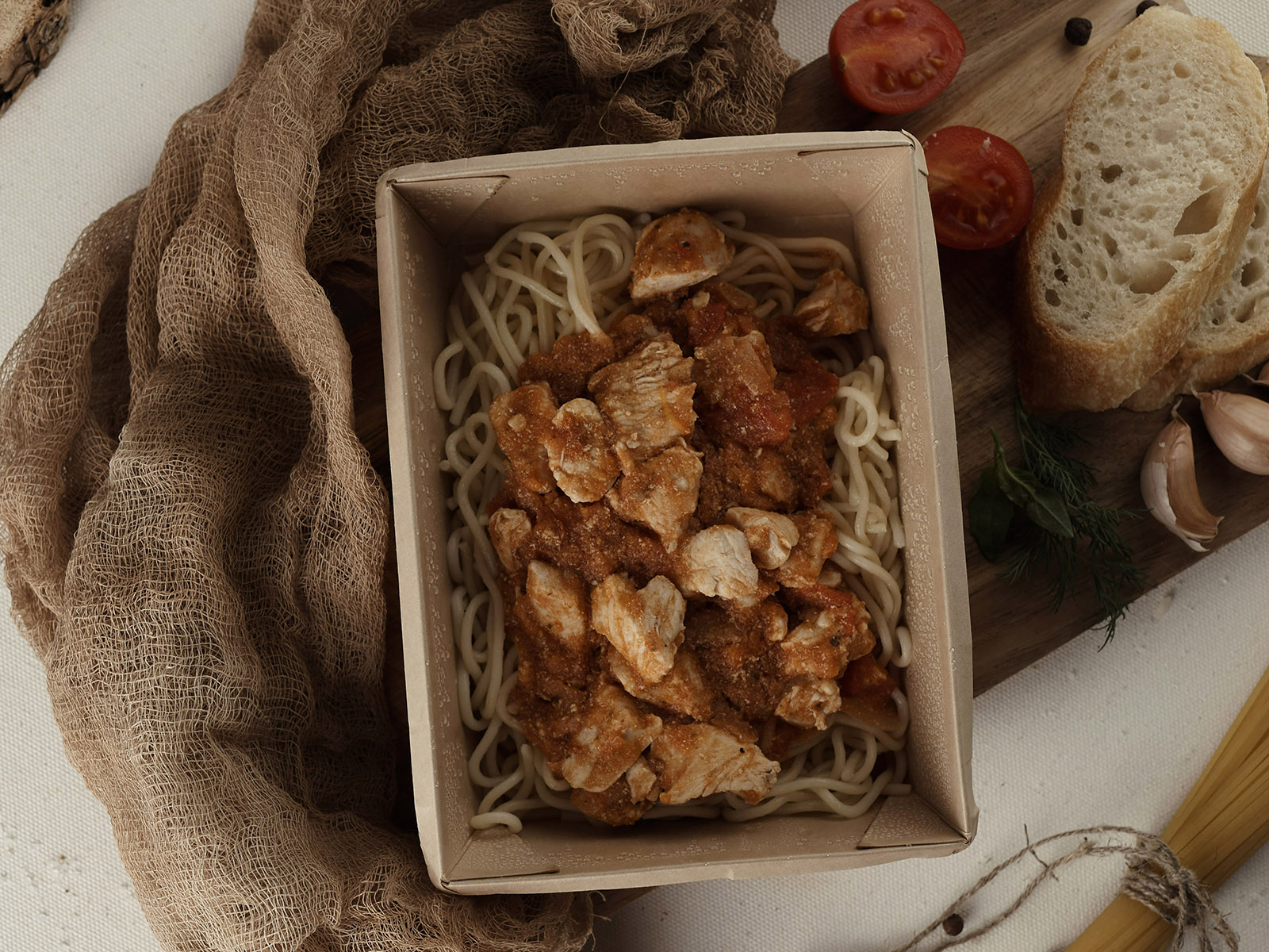 Спагетти с курицей и помидорами.