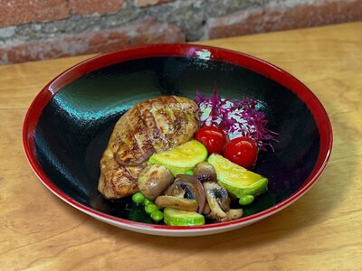 Стейк из куриной грудки с овощами