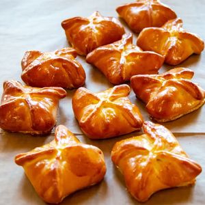 Лукошко пирожков с яблоком