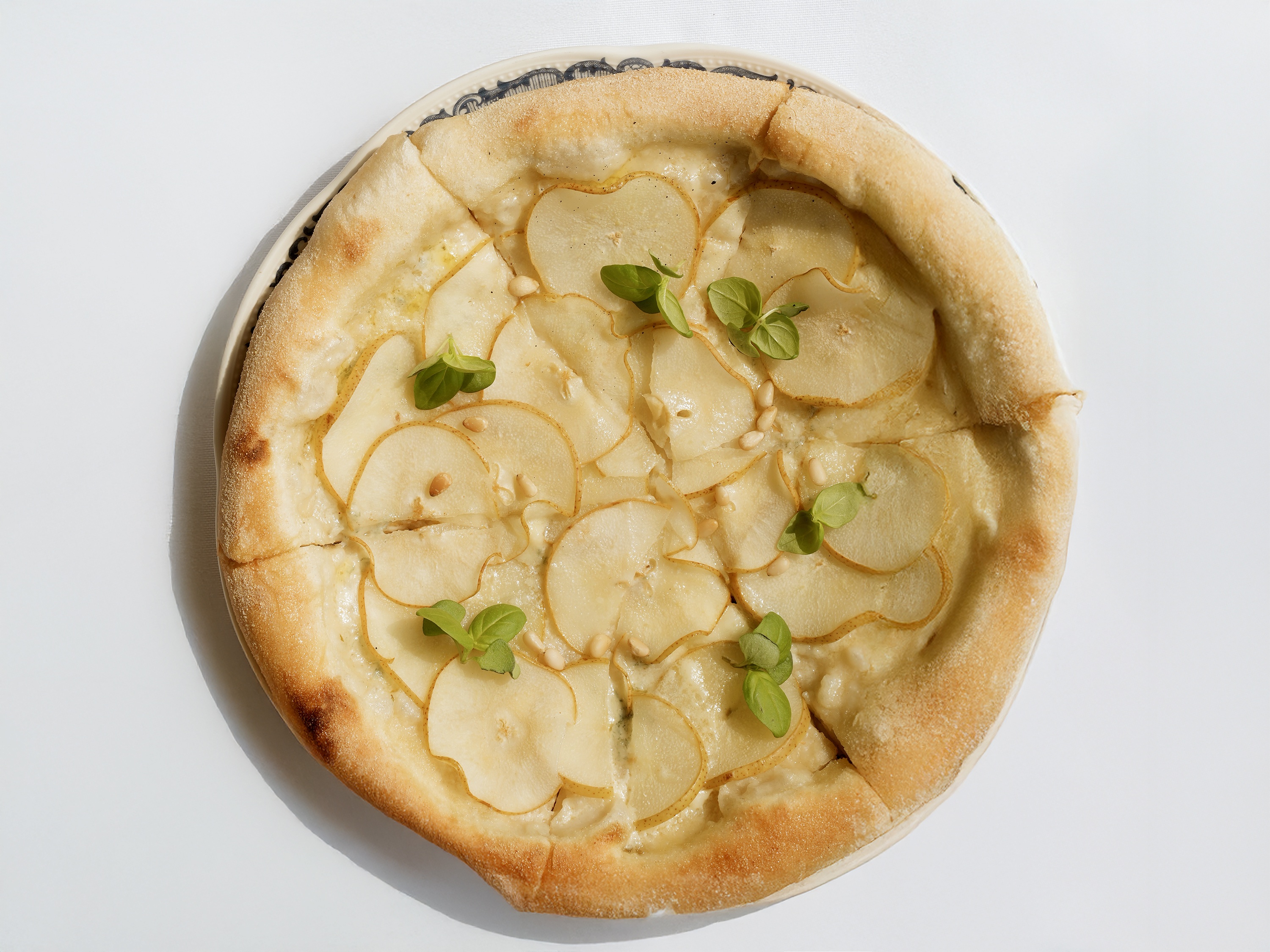 Пицца с грушей и горгонзолой