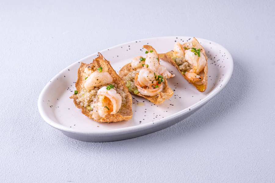 Гуакамоле с креветками и киноа