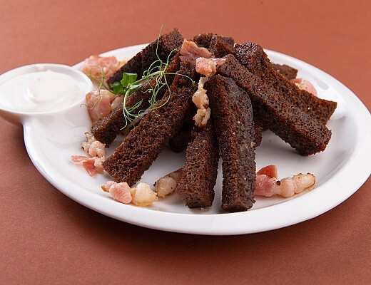 Чесночные гренки с беконом