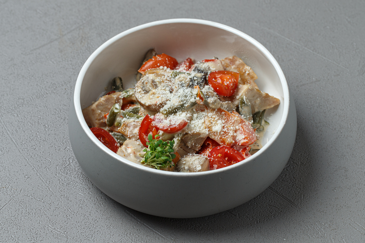 Жаркое с рубленой курицей и овощами в сливочно-имбирном соусе