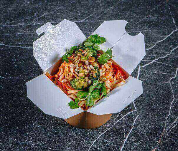 Wok соба с овощами в соусом тонкацу