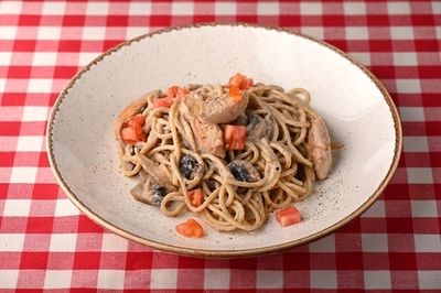 Спагетти с курицей и грибами