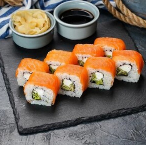 Филадельфия люкс с копченым лососем в остром соусе