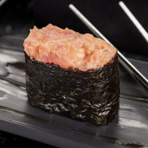 Гункан тунец спайси