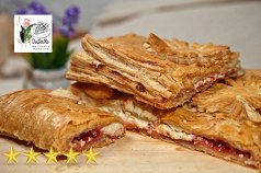 Слоеный пирог с творогом и клубникой