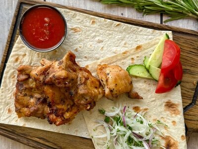 Филе куриного бедра с овощами и соусом