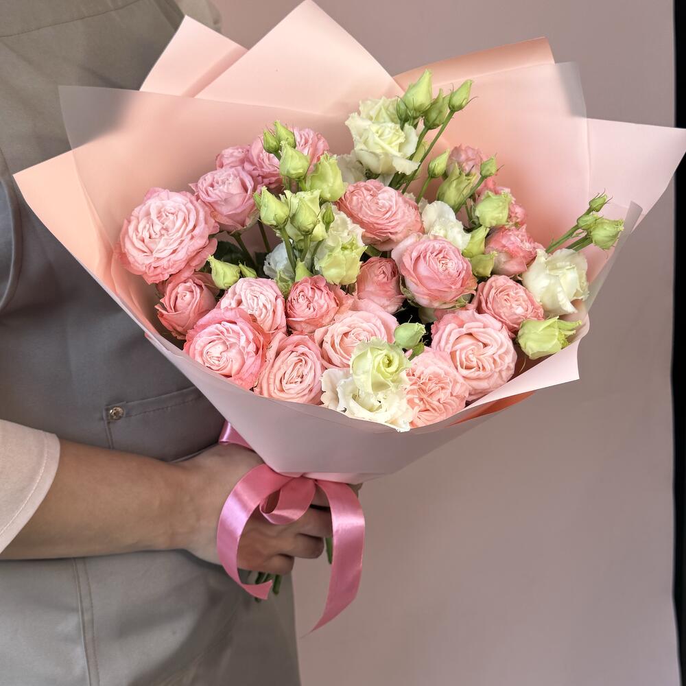 Букет с пионовидной кустовой нежной розой и эустомой