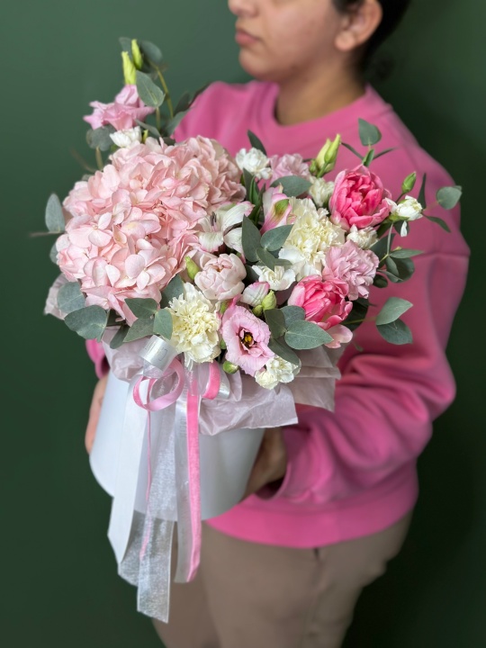 Розовая гортензия с альстромерией ,эустомой и тюльпанами в белой коробке