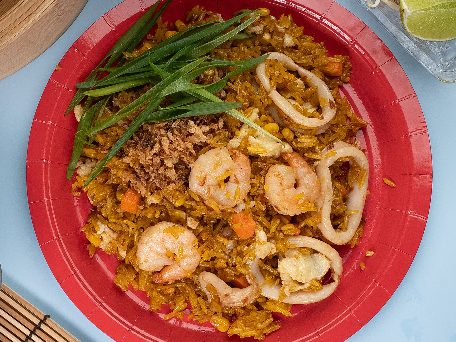 Рис жареный с морепродуктами и овощами