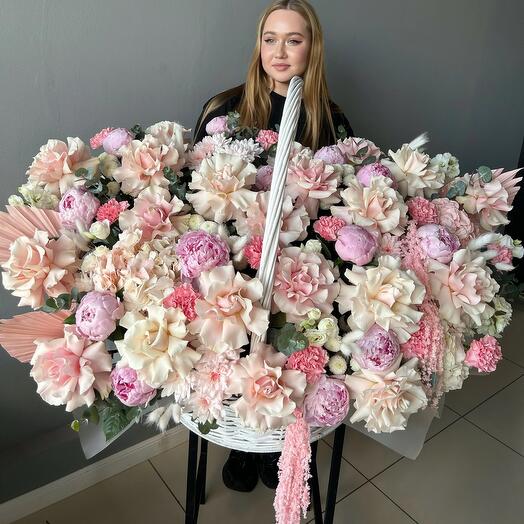 Огромная корзина французские розы пионы