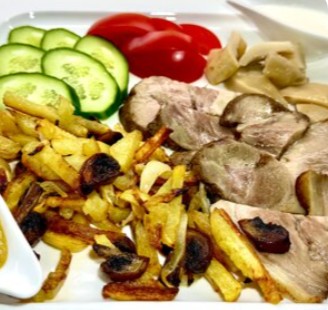 Буженина с жареным картофелем и грибами