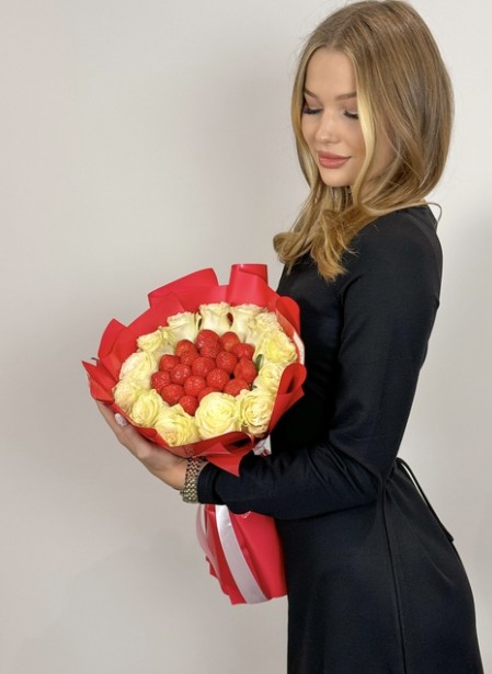 Букет S из клубники с белыми розами