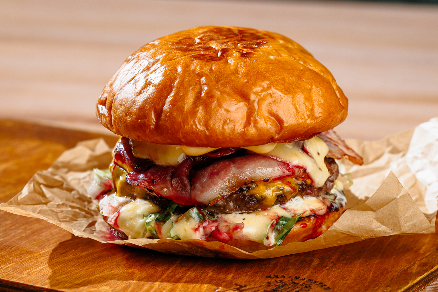 Бургер с говядиной и брусникой