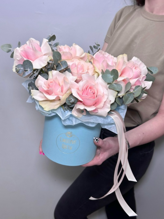 Французские розы с эвкалиптом в коробке