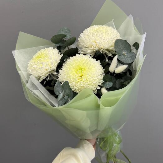Букет хризантем Магнум с эвкалиптом