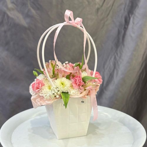 Букет цветов в сумочке: хризантемы, альстромерия, диантус (к2221)