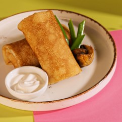 Блинчики с курицей, шампиньонами и сметаной