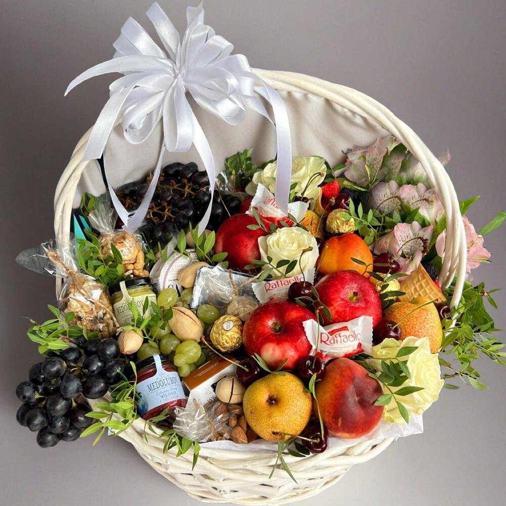 Подарочная корзина фрукты конфеты цветы