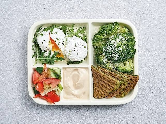 Норвежский бенто с яйцом пашот и брокколи.