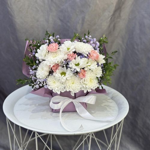 Букет из хризантем, кустовых гвоздик и зелени в упаковке (к2048)