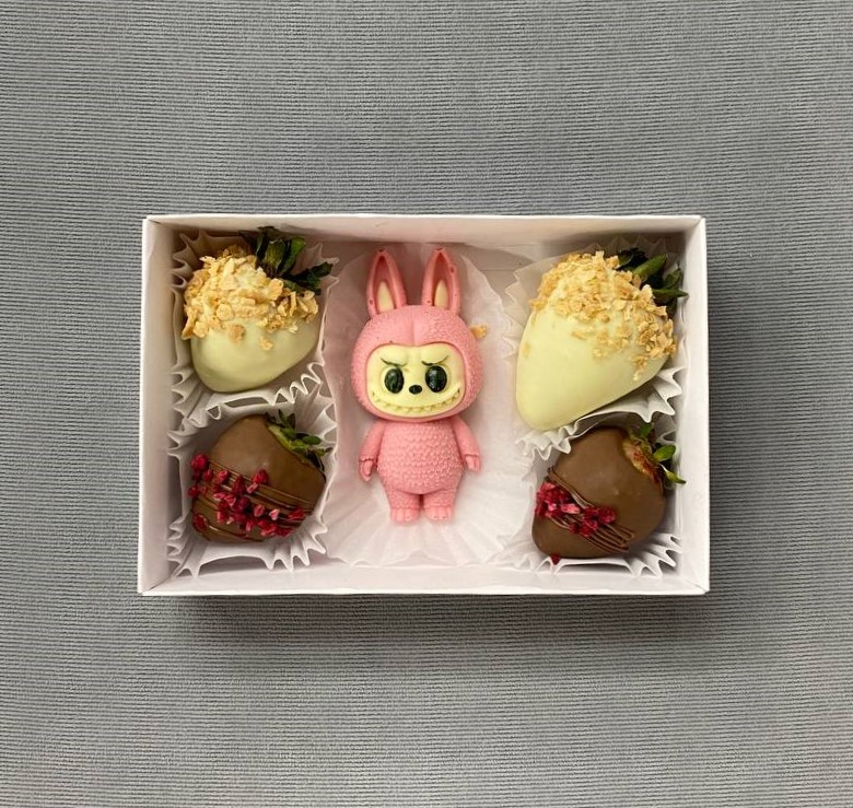 Набор клубники в шоколаде с лабубой