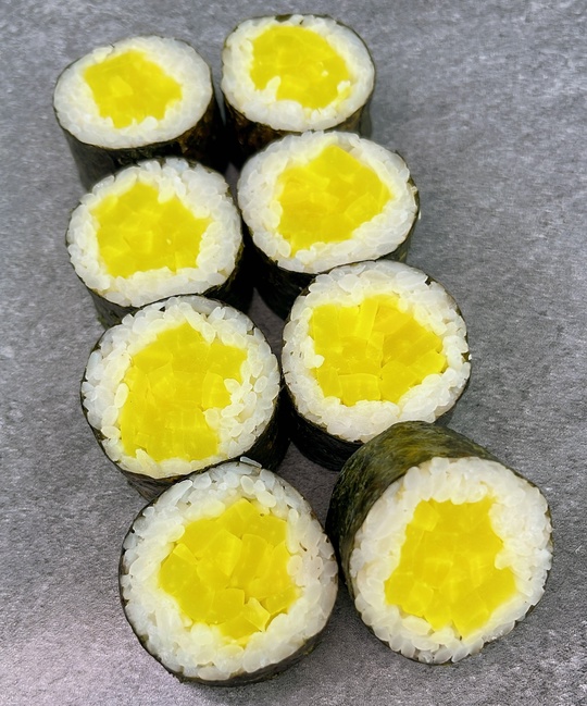 Ролл с редькой такуан