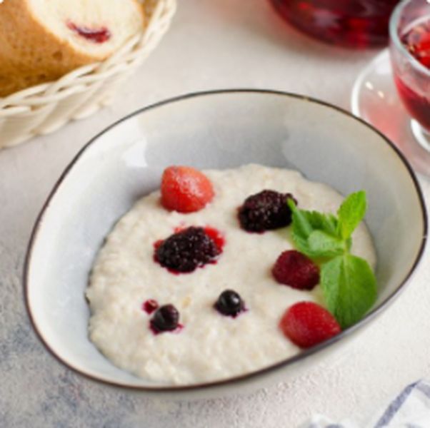 Каша овсяная с ягодами