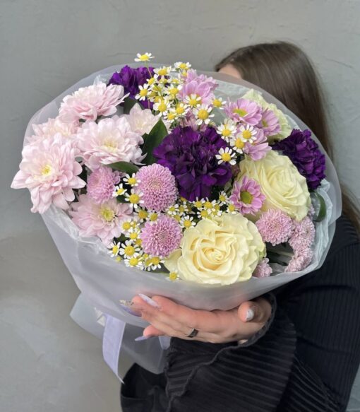 Авторский букет с пудровой хризантемой и нежным танацетумом