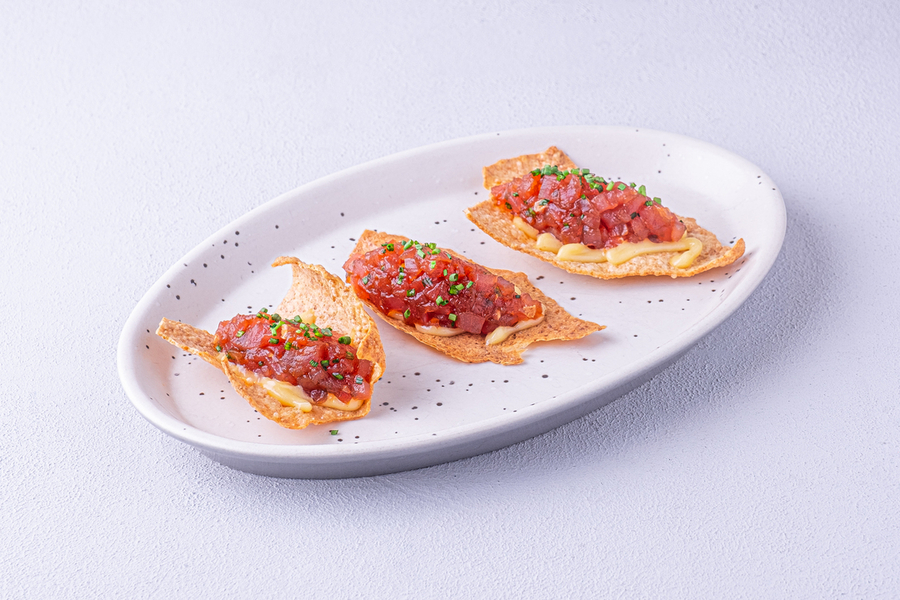 Тартар из тунца и чипсы из киноа