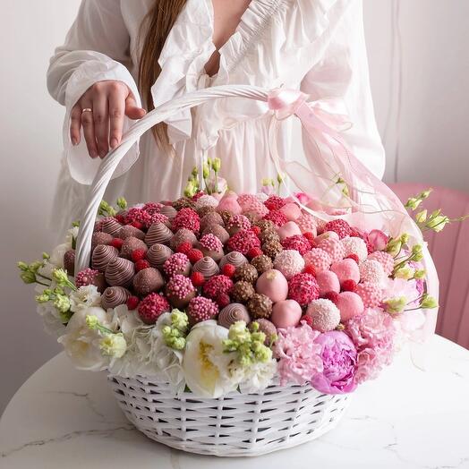 Клубника в шоколаде с цветами огромная 