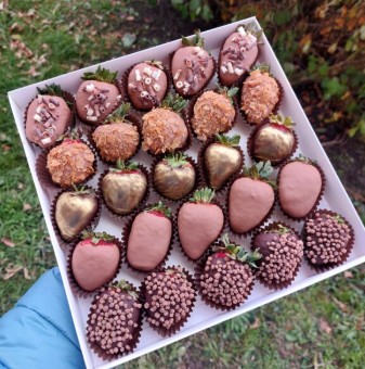 Клубника в молочном и горьком шоколаде