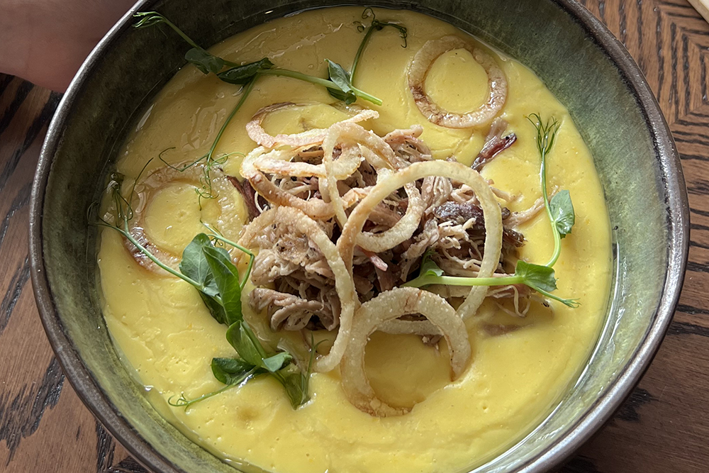 Кукурузный крем-суп с рваной свининой