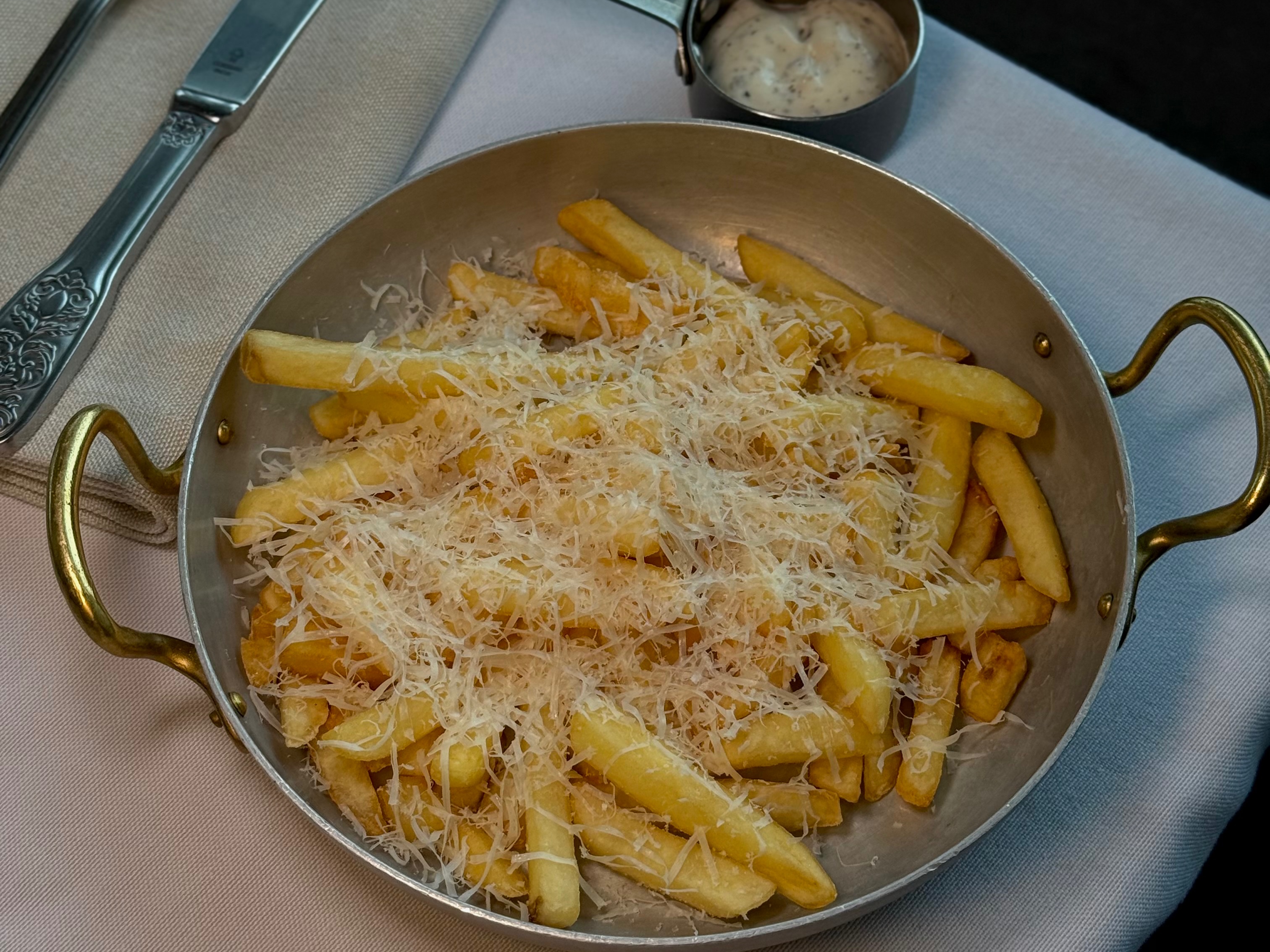 Картофель фри с сыром и соусом трюфельный майо