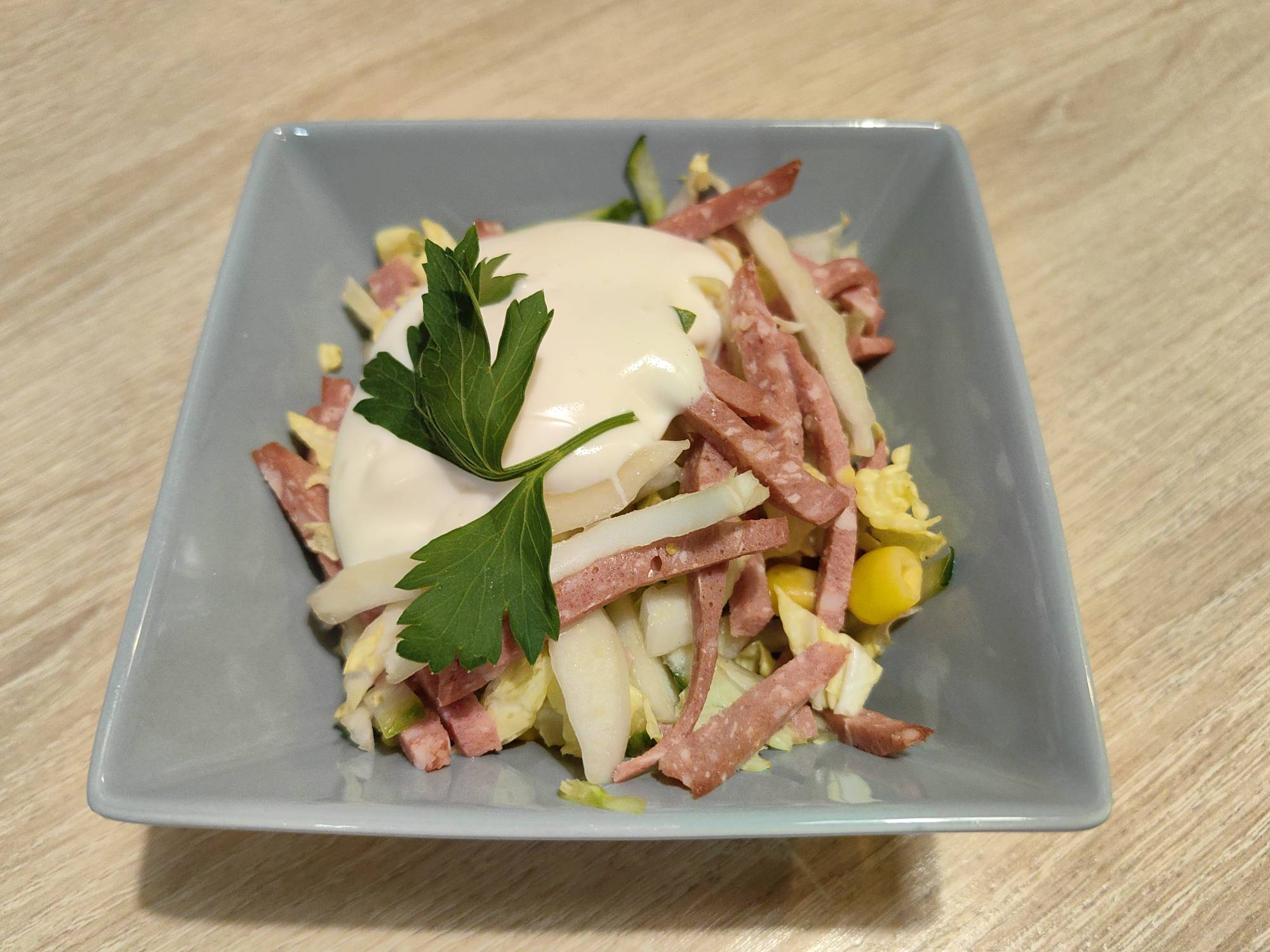 Салат с пекинс.капустой и копч.колбасой