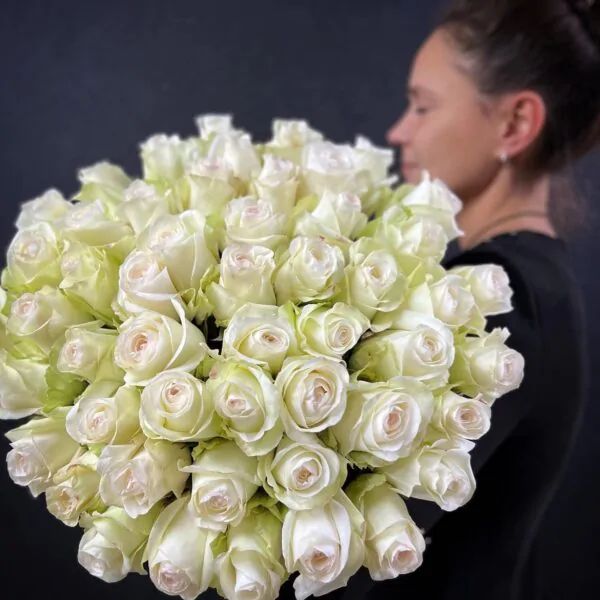 Букет из 51 белой розы без упаковки на атласной ленте