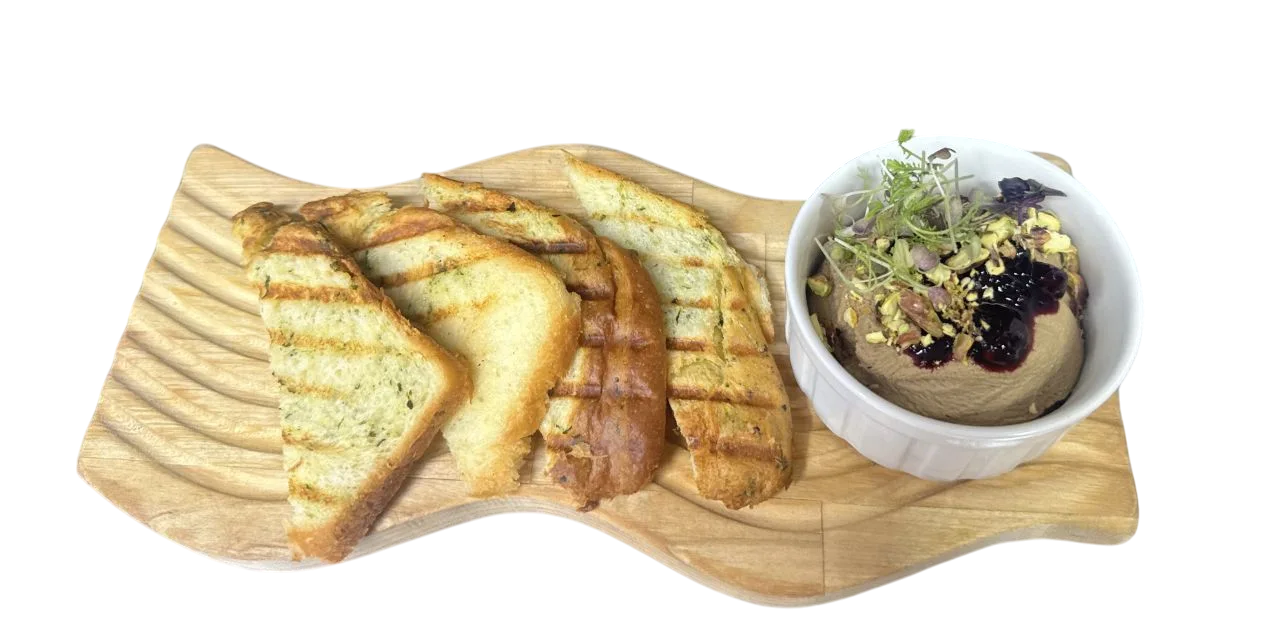 Паштет из куриной печени, клюквенным конфитюром, и тостами бриошь