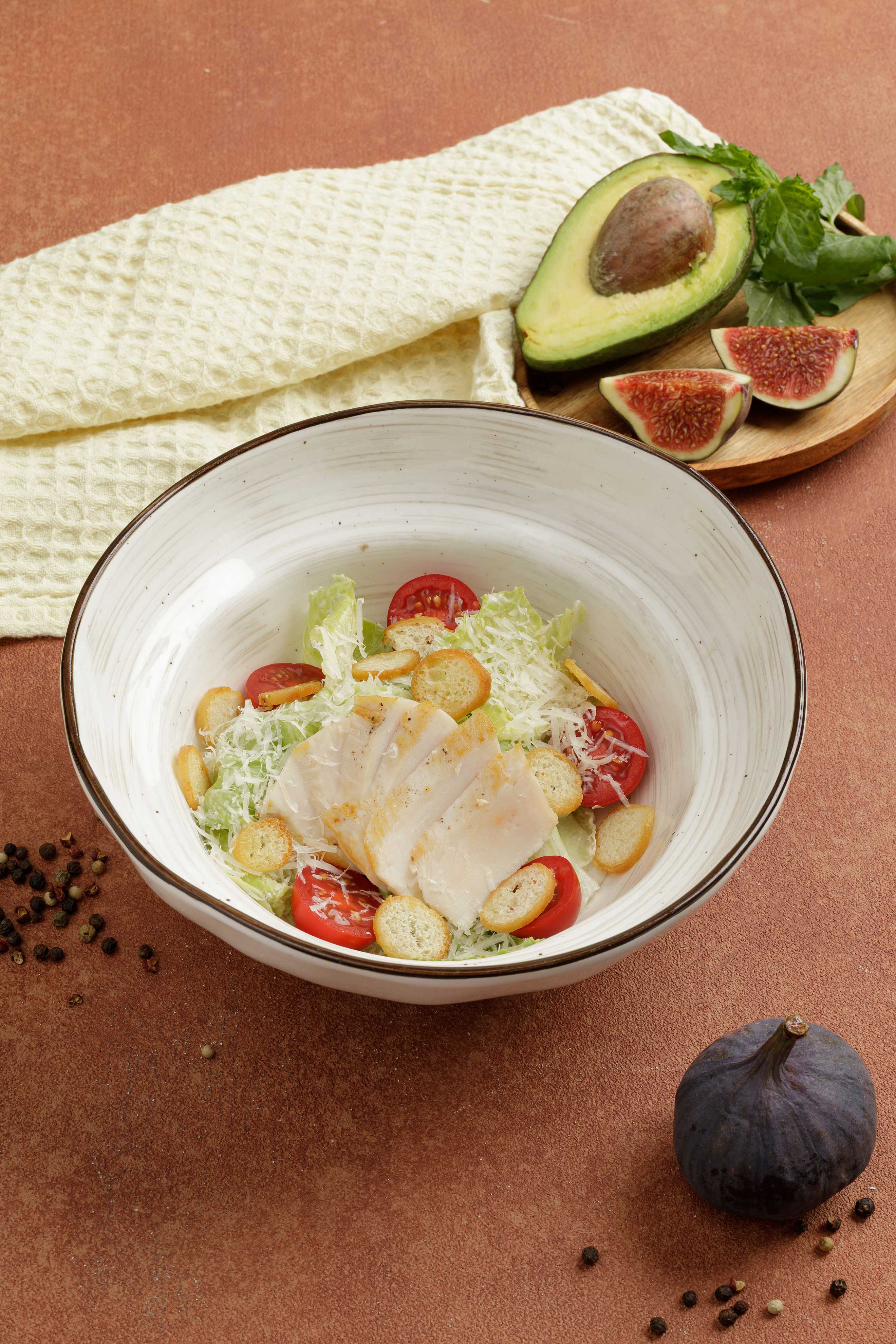 Салат Цезарь с куриной грудкой