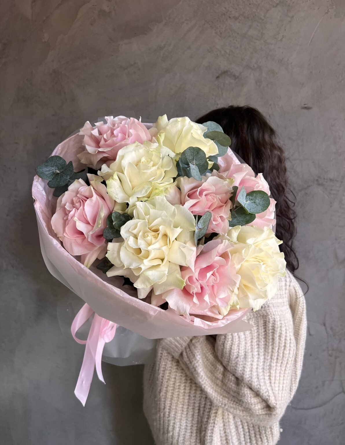 Авторский букет воздушных французских роз с эвкалиптом/9шт.