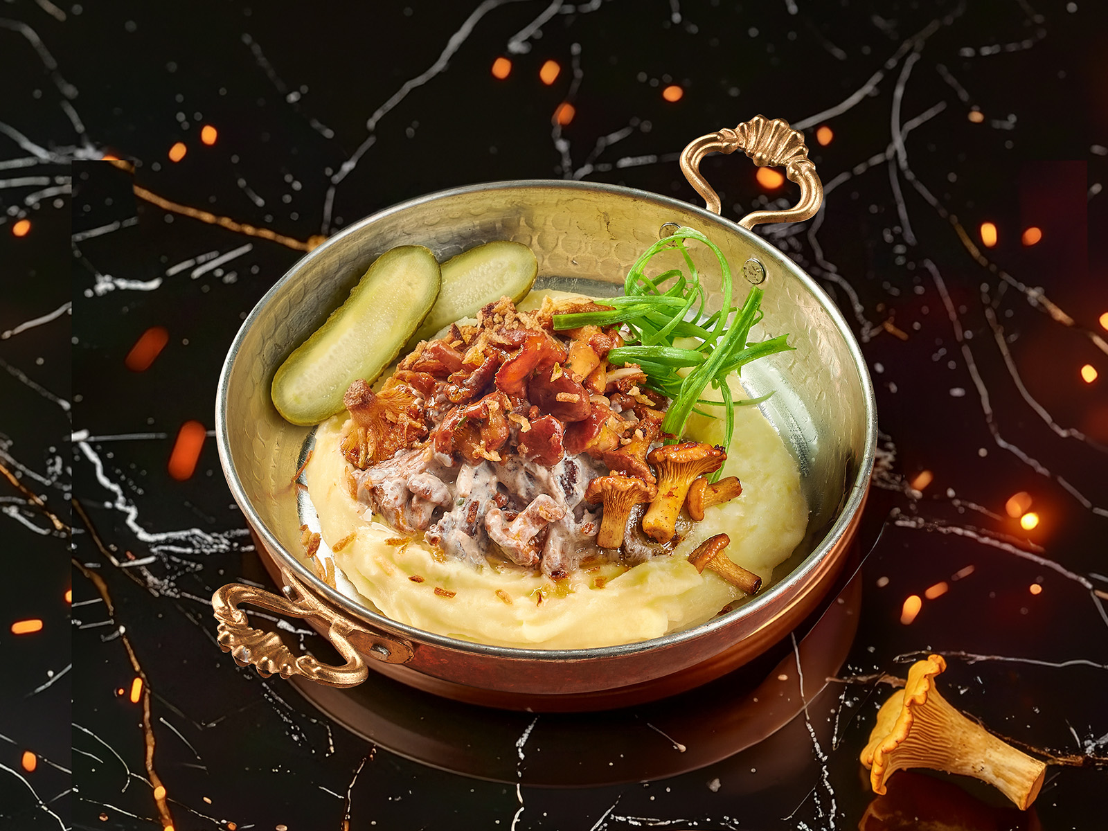 Бефстроганов с лисичками и пюре