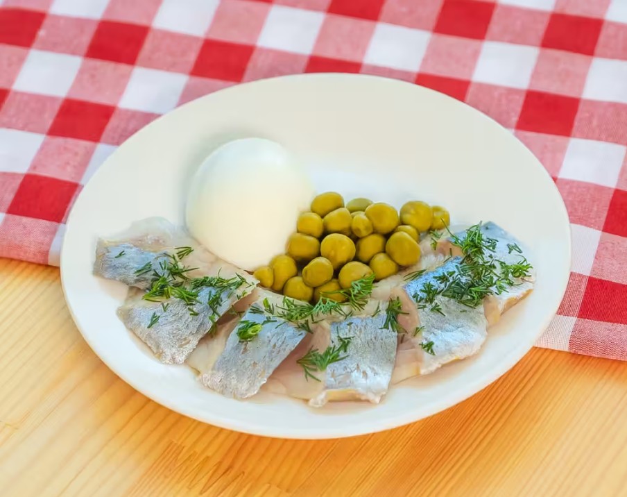 Сельдь с гарниром