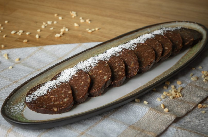 Шоколадная колбаска с арахисом и цедрой